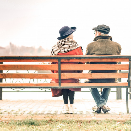 senioren-auf-bank.jpeg